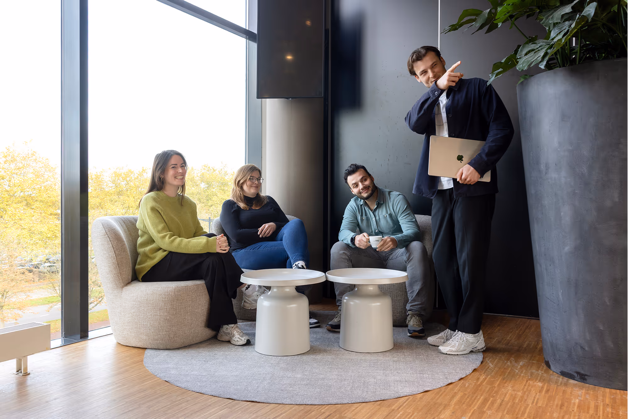 4 collega's van NieuweStroom, rechter wijst de weg.